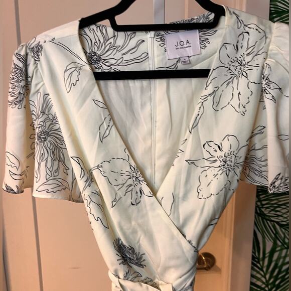 J.O.A Tessie Floral Print Wrap Dress Size Small - Picture 2 of 8
